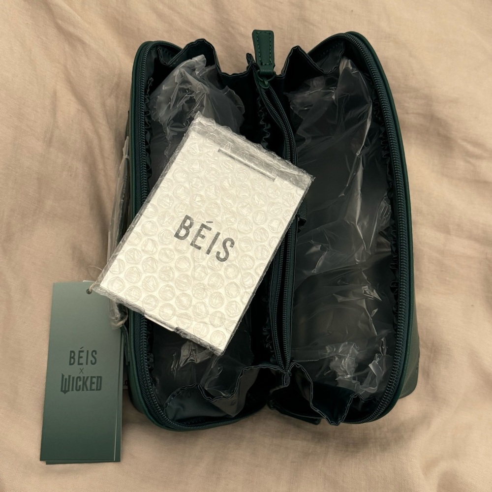BEIS x Wicked Green Toiletry Bag nwt - Picture 8 of 8